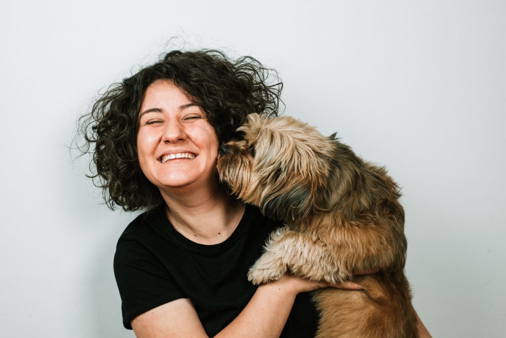 Jeune femme et son chien